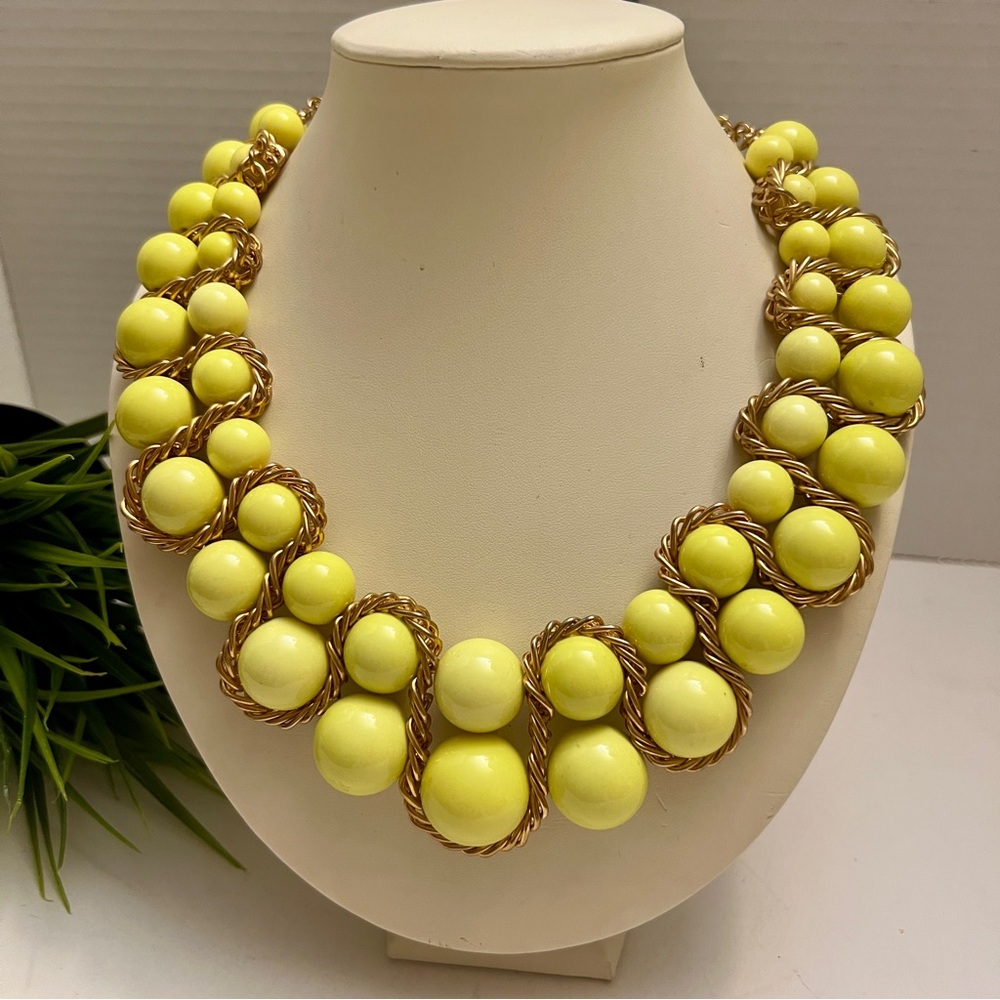 VTG Yellow Graduated Round Beads w Gold Chain Woven Through Necklace earring set